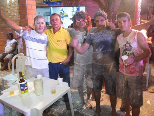 Duas bandas fizeram a animação da galera na primeira noite de carnaval em Miguel Alves - Imagem 32