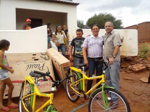 Secretaria de Educação entrega bicicletas aos alunos da rede municipal de ensino - Imagem 1