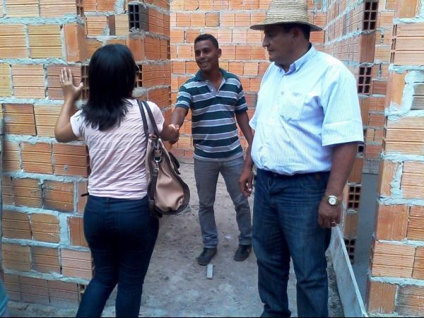 Prefeito Zé Resende e equipe da SEMAS visita obras do Minha Casa Minha Vida em Boa Hora - Imagem 13