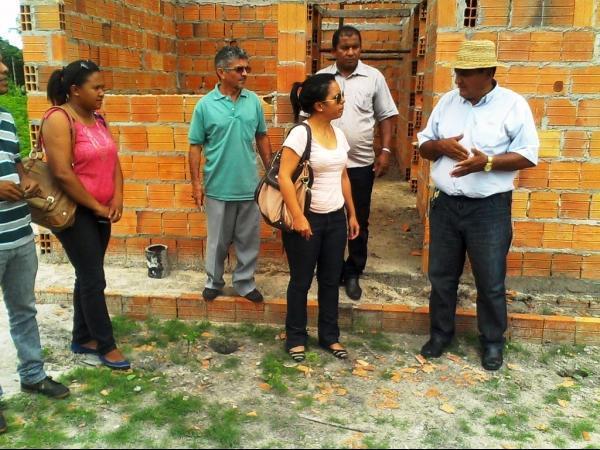 Prefeito Zé Resende e equipe da SEMAS visita obras do Minha Casa Minha Vida em Boa Hora - Imagem 10