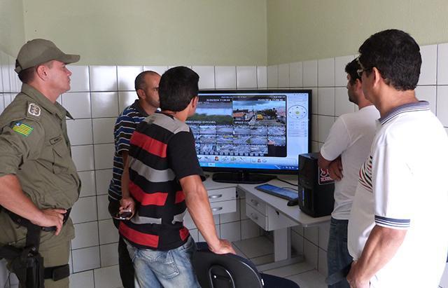 Profissionais da seguraça de Cocal fazem treinamento para operar videomonitoramento