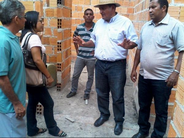 Prefeito Zé Resende e equipe da SEMAS visita obras do Minha Casa Minha Vida em Boa Hora - Imagem 12