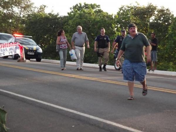 População Interdita BR 222 e DER manda representante e fecha acordo com manifestantes. - Imagem 7