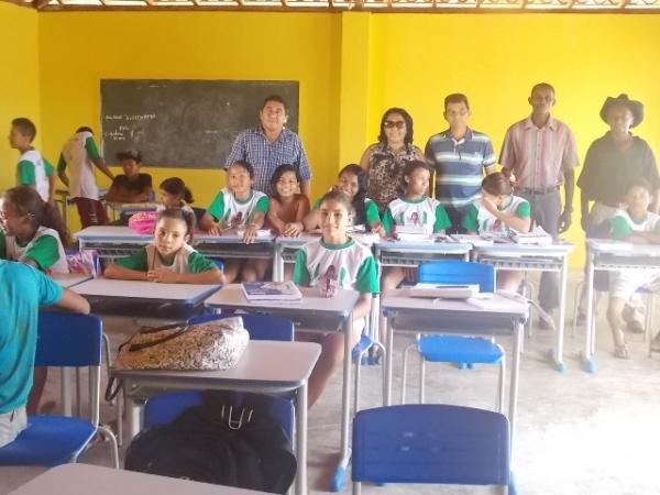 Prefeita e vereadores visitam obras na comunidade Varzea grande interior de Canavieira - Imagem 4