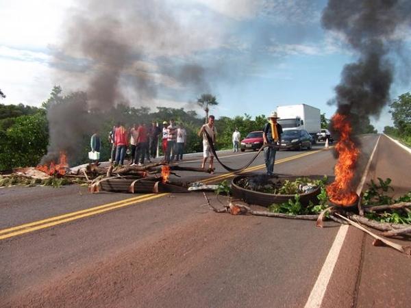População Interdita BR 222 e DER manda representante e fecha acordo com manifestantes. - Imagem 2