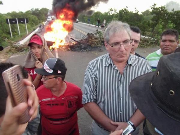 População Interdita BR 222 e DER manda representante e fecha acordo com manifestantes. - Imagem 8