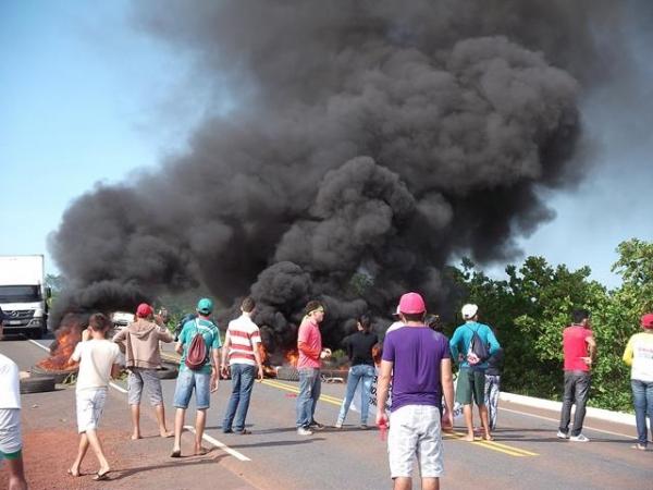 População Interdita BR 222 e DER manda representante e fecha acordo com manifestantes. - Imagem 3