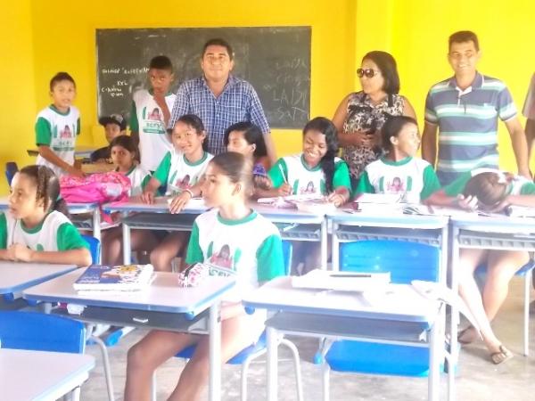 Prefeita e vereadores visitam obras na comunidade Varzea grande interior de Canavieira - Imagem 3