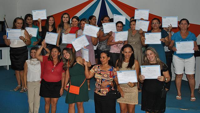 Merendeiras recebem certificados do curso de capacitação em manipulação de alimentos