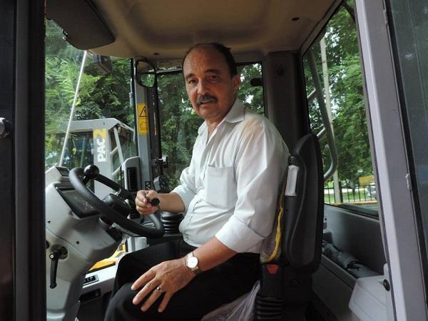 Prefeitura de Monsenhor Gil adquire máquina através do PAC 2