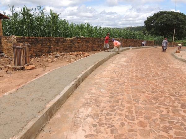 Prefeitura constroi passeio para dá segurança aos pedestres - Imagem 2