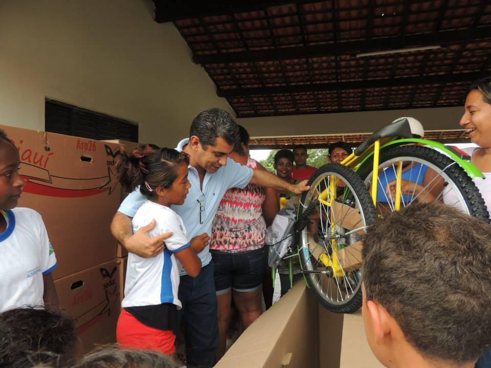 secretaria de Educação fez a entrega de 60 bicicletas em Curralinhos