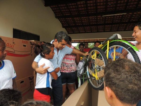 secretaria de Educação fez a entrega de 60 bicicletas em Curralinhos - Imagem 5