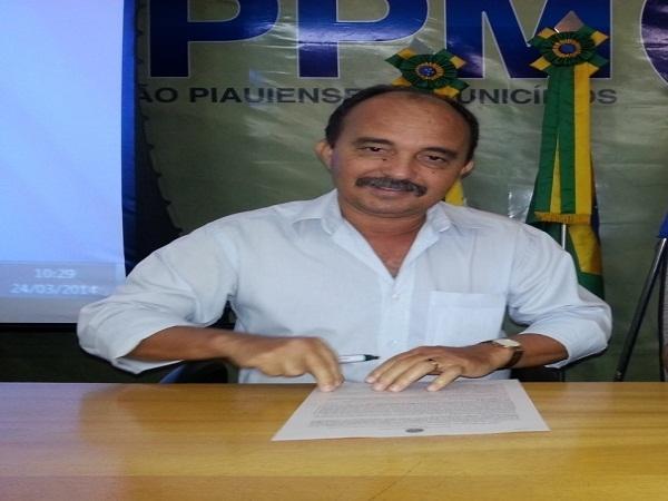 Prefeitura de Monsenhor Gil adquire máquina através do PAC 2 - Imagem 1