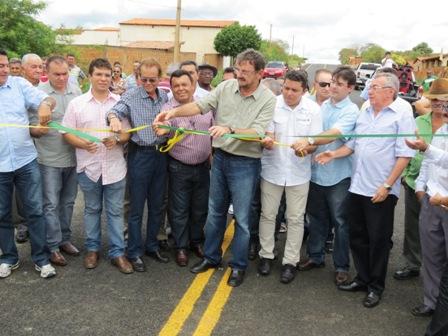 Wilson Martins e Atiano Bezerra inauguram asfaltamento da estrada que liga São José ao povoado Atalho .