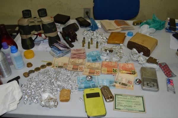 Polícia invade ‘boca de fumo’, prende seis e apreende arma, drogas e dinheiro - Imagem 12