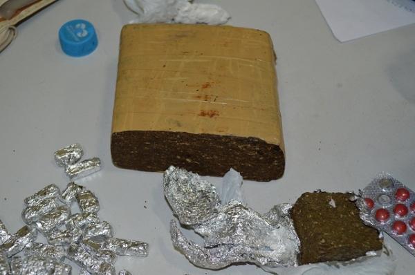 Polícia invade ‘boca de fumo’, prende seis e apreende arma, drogas e dinheiro - Imagem 7