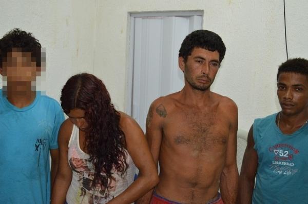 Polícia invade ‘boca de fumo’, prende seis e apreende arma, drogas e dinheiro - Imagem 3