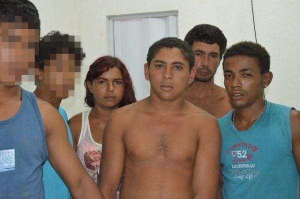 Polícia invade ‘boca de fumo’, prende seis e apreende arma, drogas e dinheiro - Imagem 2