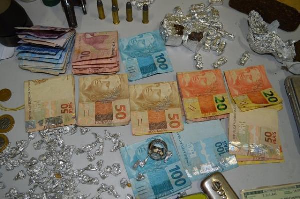 Polícia invade ‘boca de fumo’, prende seis e apreende arma, drogas e dinheiro - Imagem 10