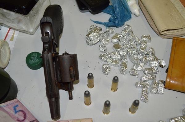 Polícia invade ‘boca de fumo’, prende seis e apreende arma, drogas e dinheiro - Imagem 9