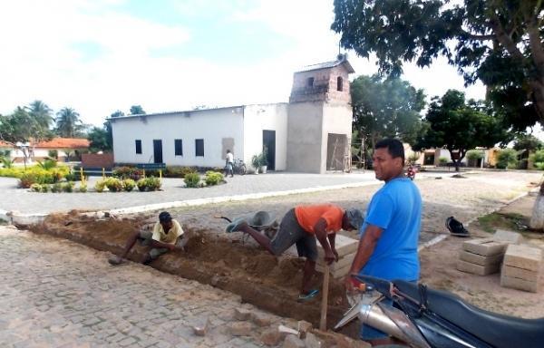 Prefeitura intensifica o trabalho de recuperação de calçamentos e meio fios em Canavieira - Imagem 8
