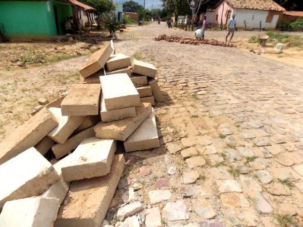 Prefeitura intensifica o trabalho de recuperação de calçamentos e meio fios em Canavieira - Imagem 3