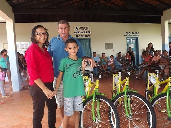 Prefeita Rita Sobrinho entrega 50 bicicletas para alunos de Caxingó - Imagem 3