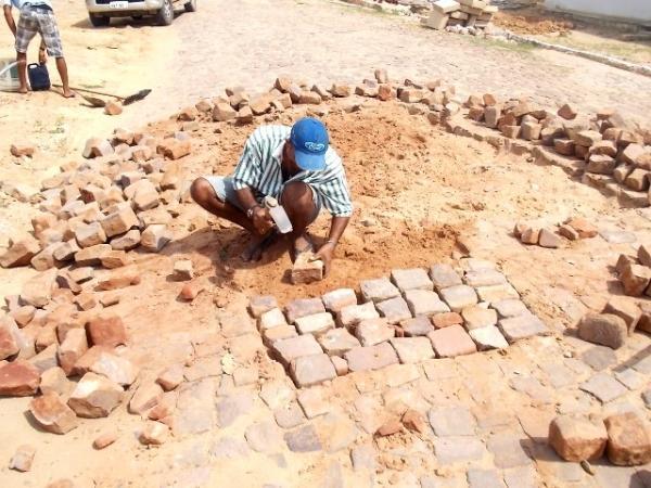 Prefeitura intensifica o trabalho de recuperação de calçamentos e meio fios em Canavieira - Imagem 1