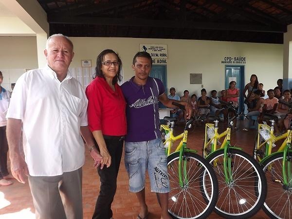 Prefeita Rita Sobrinho entrega 50 bicicletas para alunos de Caxingó - Imagem 2