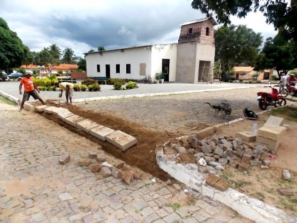 Prefeitura intensifica o trabalho de recuperação de calçamentos e meio fios em Canavieira - Imagem 5