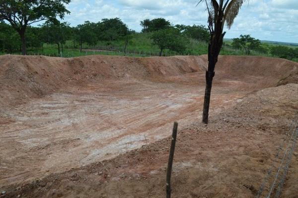 Prefeitura de Caxingó prepara tanques para criação de peixes no município - Imagem 1