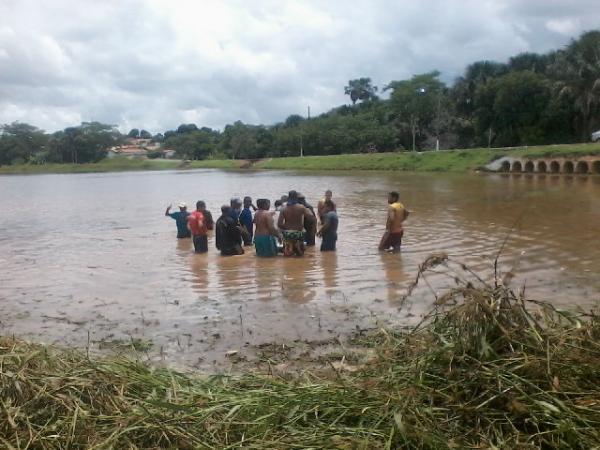 Pescadores da colônia e amigos em ação comunitária no açude laranjeiras. - Imagem 2