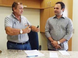 Mainha e Mao santa visitam feira do mercado de Picos.