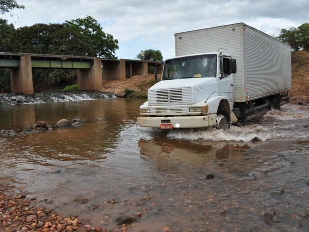 Isaias Coelho com ponte interditada motoristas fazem travessia por dentro de rio.