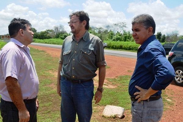 Governador e prefeito inauguram pavimentação de ruas e avenidas da cidade - Imagem 6