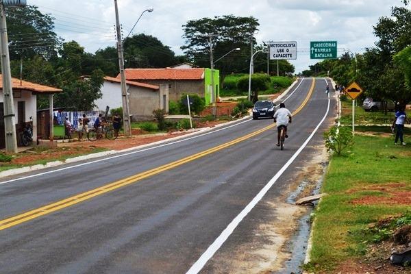 Governador e prefeito inauguram pavimentação de ruas e avenidas da cidade - Imagem 5