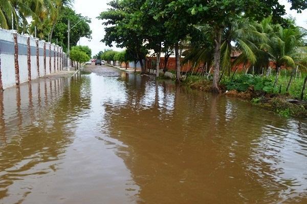 Com fortes chuvas água do açude transborda e invade ruas - Imagem 3