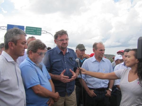 Prefeitos participam de inauguração de rodovia em Monte Alegre - Imagem 7