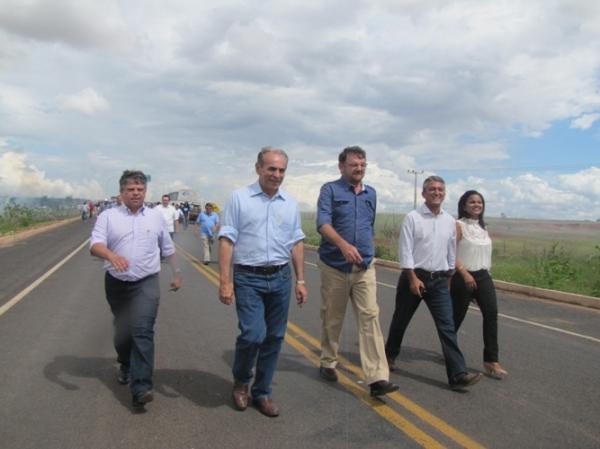 Prefeitos participam de inauguração de rodovia em Monte Alegre - Imagem 6