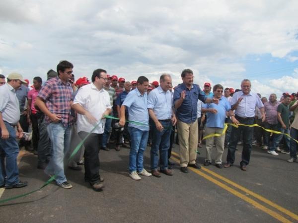 Prefeitos participam de inauguração de rodovia em Monte Alegre - Imagem 5