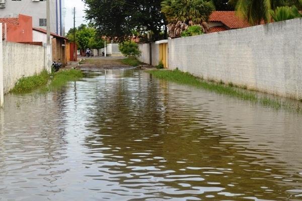 Com fortes chuvas água do açude transborda e invade ruas - Imagem 1