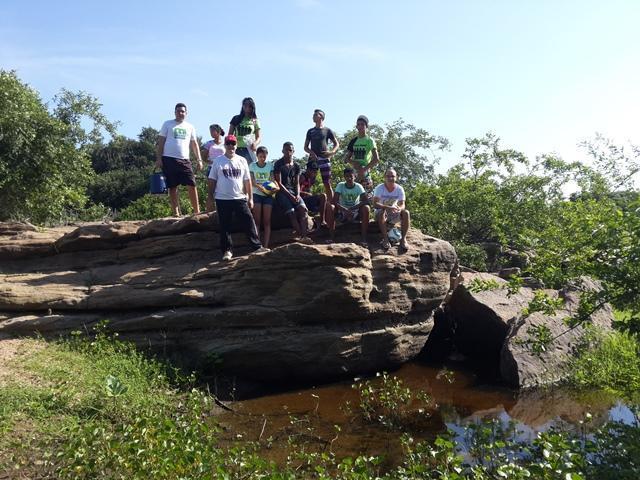 Caminhada ecológica no leito do rio riachão
