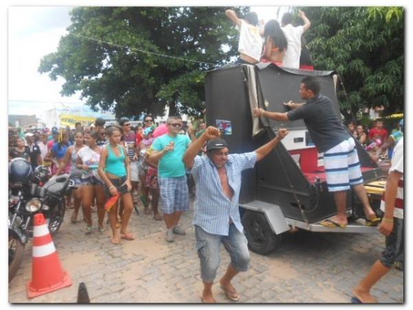 Bloco do Ferro Velho “Vai Quem Quer” arrasta multidão pelas ruas de Inhuma - Imagem 27