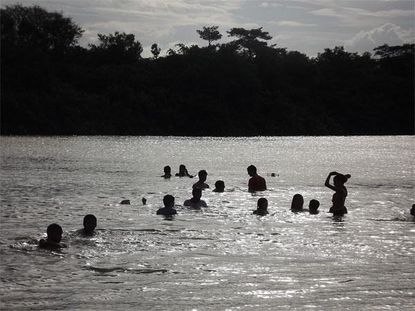 Em plena segunda-feira foliões se divertem no carnaval de Caxingó - Imagem 9