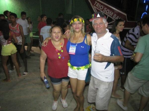 Mais de quatro mil foliões participaram  na segunda noite de carnaval em Miguel Alves  - Imagem 12