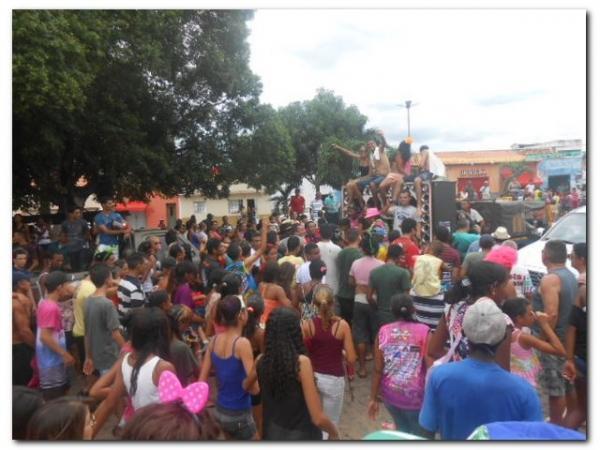 Bloco do Ferro Velho “Vai Quem Quer” arrasta multidão pelas ruas de Inhuma - Imagem 33