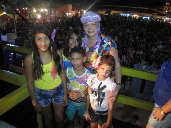 Mais de quatro mil foliões participaram  na segunda noite de carnaval em Miguel Alves  - Imagem 20