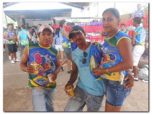 Blocos Beija Eu e Só Amigos deixam as pessoas fascinadas ao desfilarem pelas ruas de Inhuma - Imagem 1