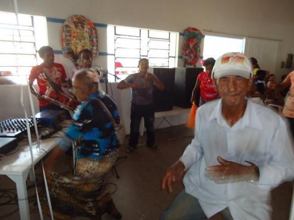 Secretária Municipal de Assistência Social Realizou Carnaval da Melhor Idade - Imagem 7